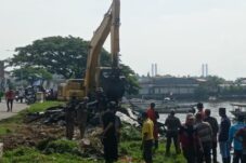 Satu unit alat berat bantuan pihak swasta di Kota Kendari, membantu proses pembersihan bangkai kapal di Teluk Kendari.