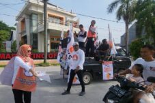 Flashmob kampanye Teti Lestari di jalan raya Cibitung-Cikarang Barat. Foto: Ist