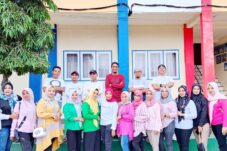 Panitia reuni berpose bersama. Foto: Ist