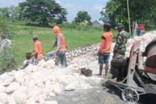 Sertu Eka terjun ke lokasi ketika mengetahui adanya pembangunan tembok penahan tanah di sepanjang jalan Desa Simbatan. Foto: Ist