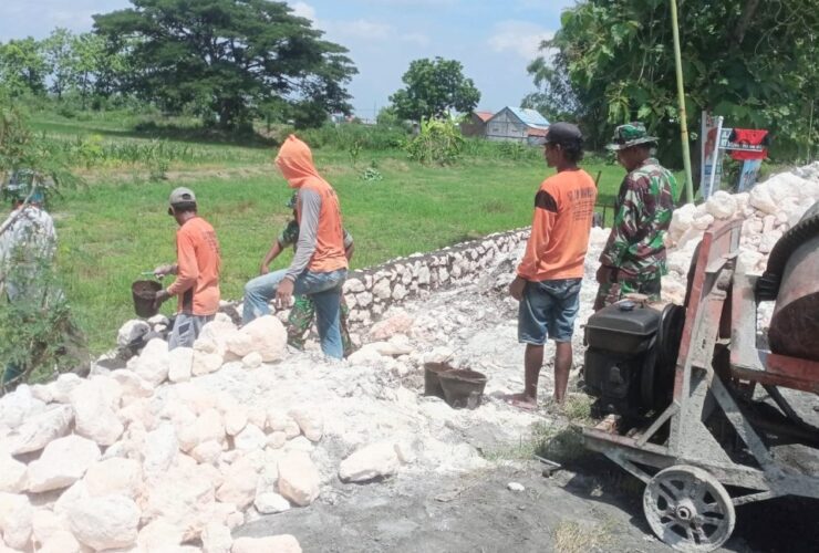 Sertu Eka terjun ke lokasi ketika mengetahui adanya pembangunan tembok penahan tanah di sepanjang jalan Desa Simbatan. Foto: Ist