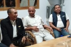 Zakarudin (jas hitam) bersama AJB (tengah) di dampingi Hidayatullah (ketua tim pemenangan Rahman-AJB). (Foto: Ripka)